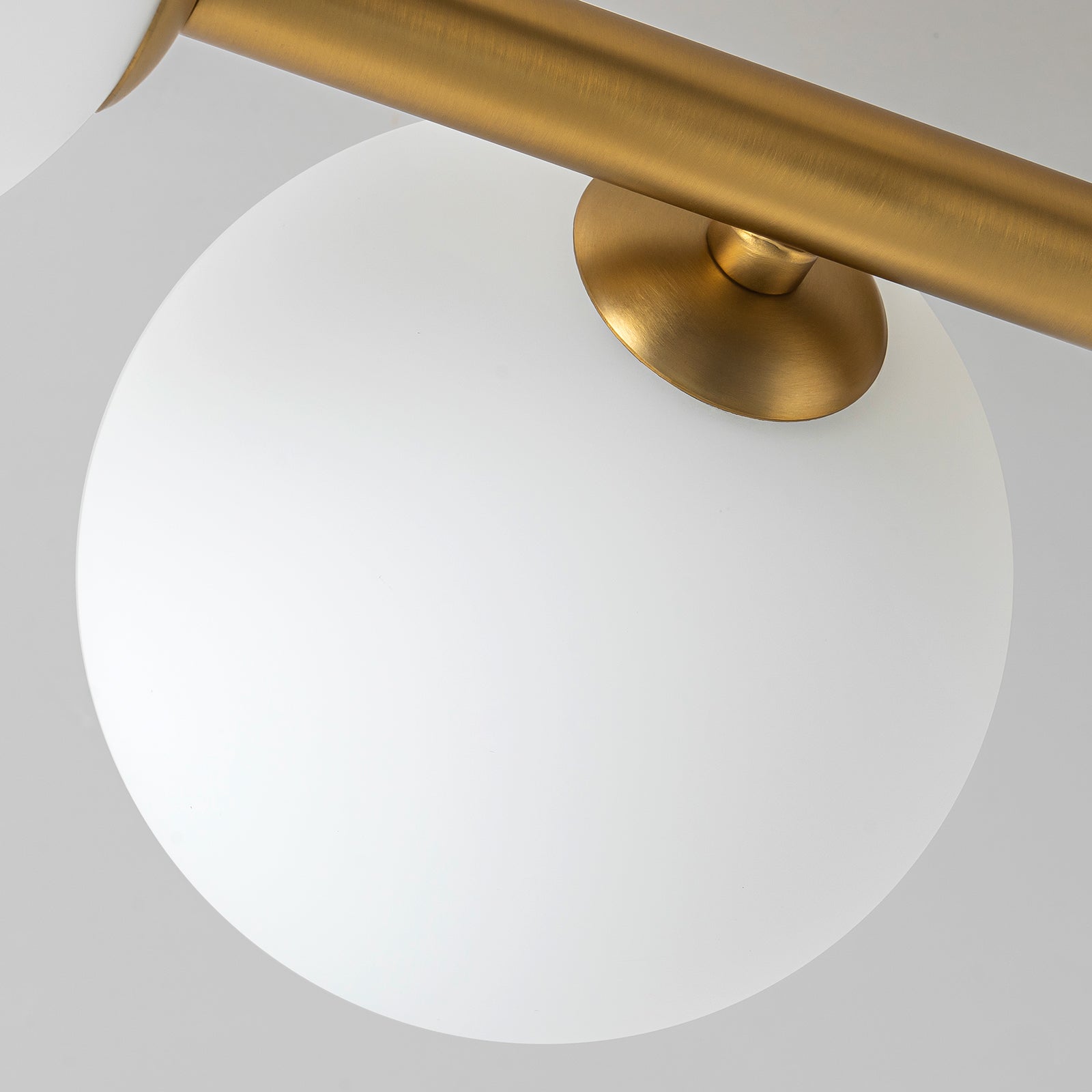 Glowlings 5-flammige, moderne 66 cm breite Sputnik-Opalglas-Kugelleuchte aus Messing, lineare, halbbündige Montage