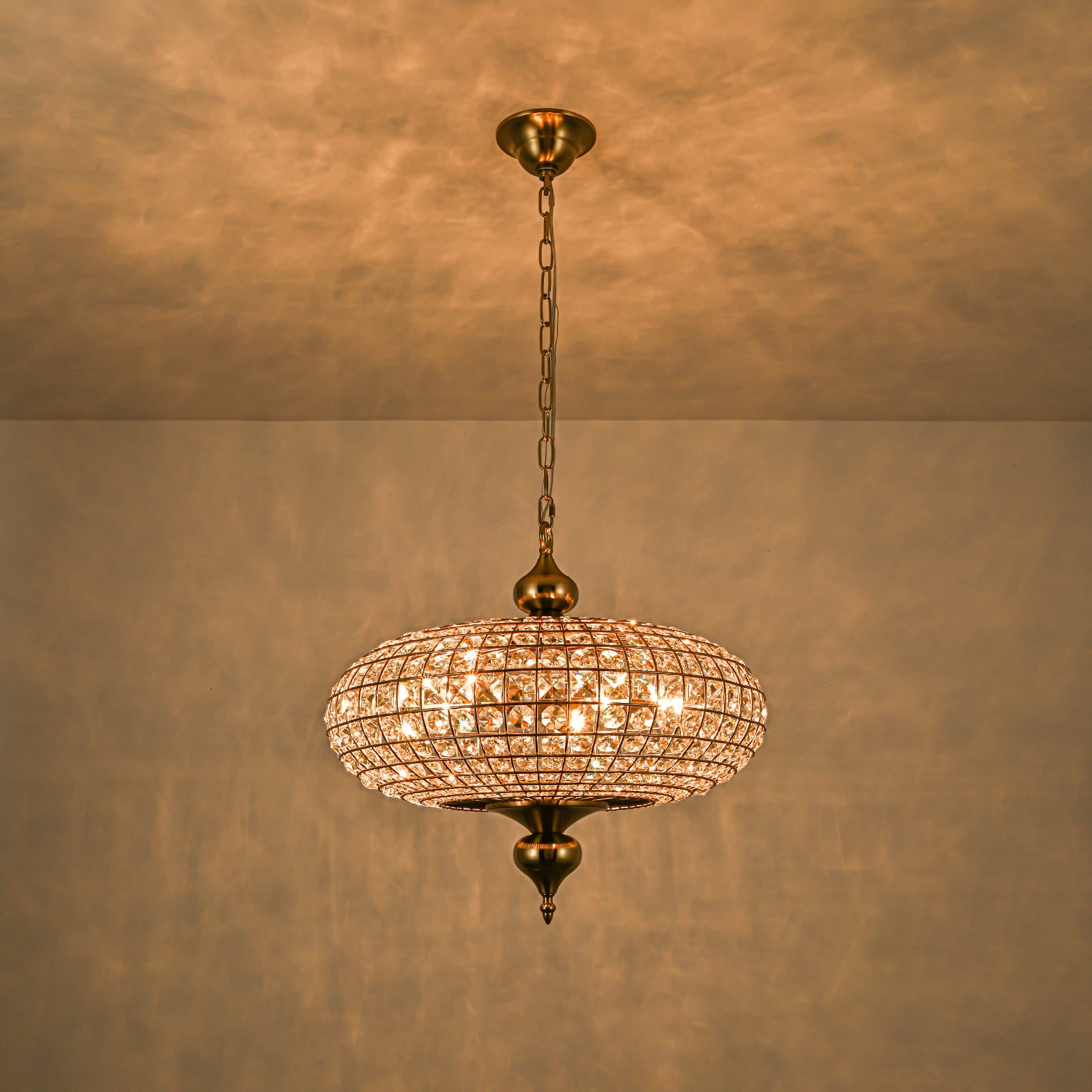 Glowlings 5-flammiger Vintage-Kronleuchter mit großer Messingkugel, 50,8 cm breit, handgefertigt, Kristall