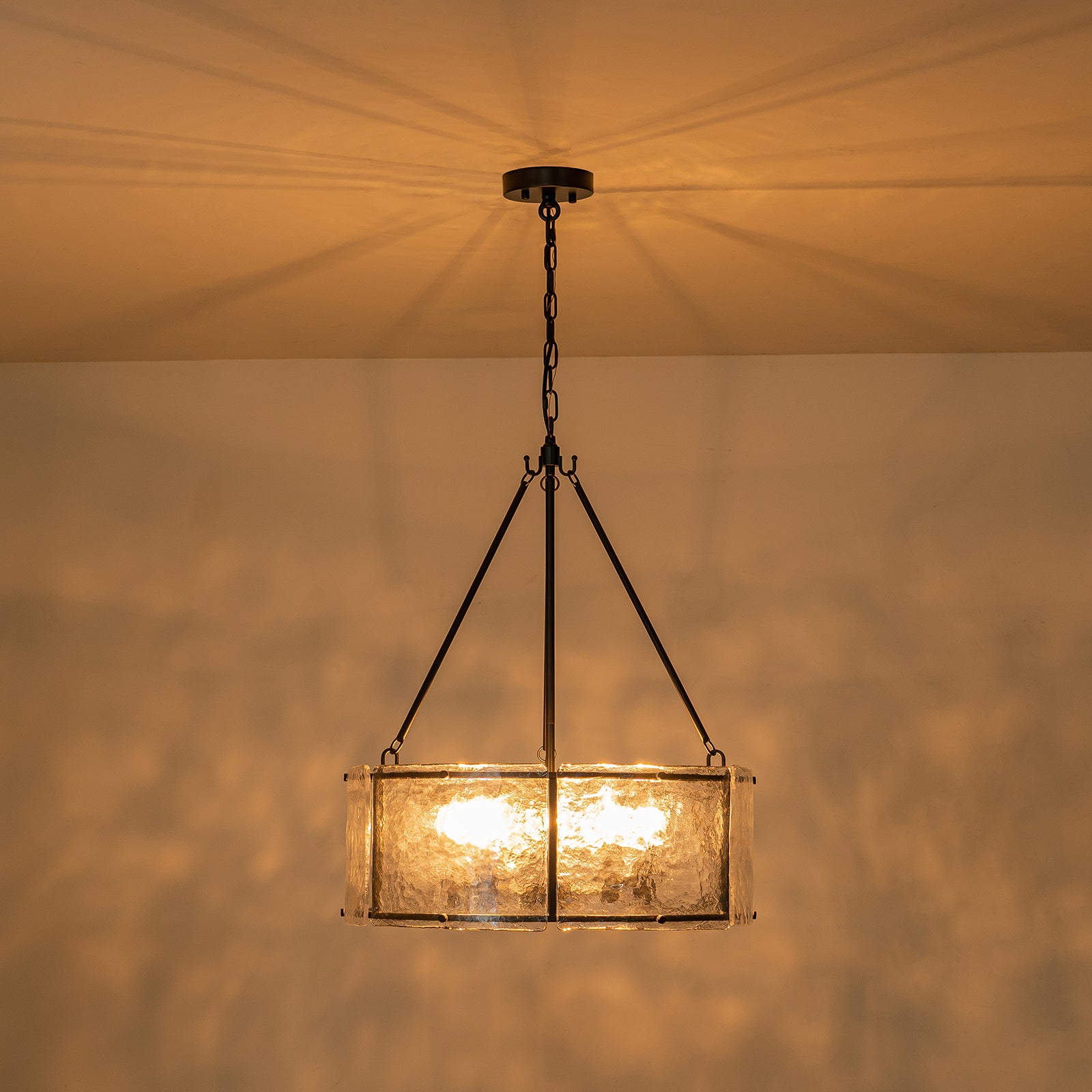Glowlings 5-flammiger moderner 21" breiter Laternen-Trommel-Kronleuchter mit strukturierter Wasserwellenstruktur aus klarem Glas