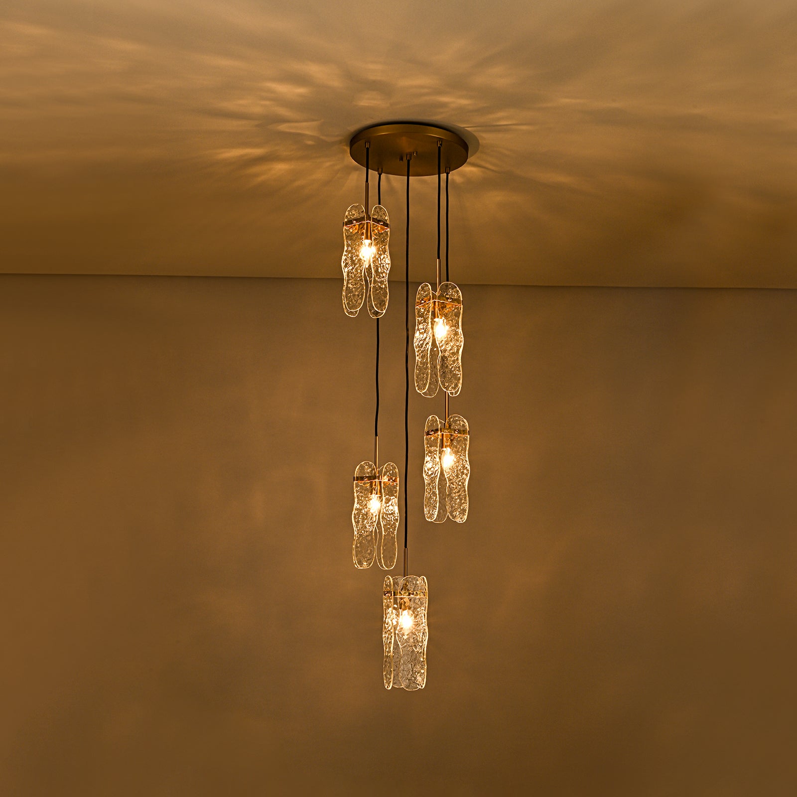 Glowlings 5-flammiger Luxus-Pendelleuchter aus strukturiertem Messing mit klarem Glas, Foyer-Kronleuchter