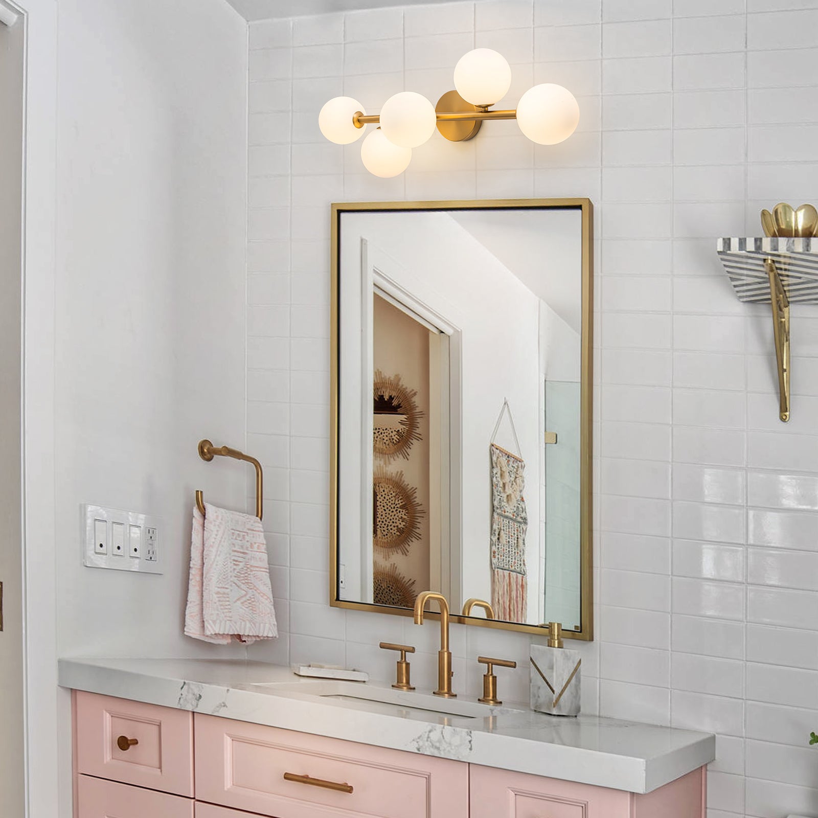 Glowlings 5-flammige, moderne 66 cm breite Sputnik-Opalglas-Kugelleuchte aus Messing, lineare, halbbündige Montage