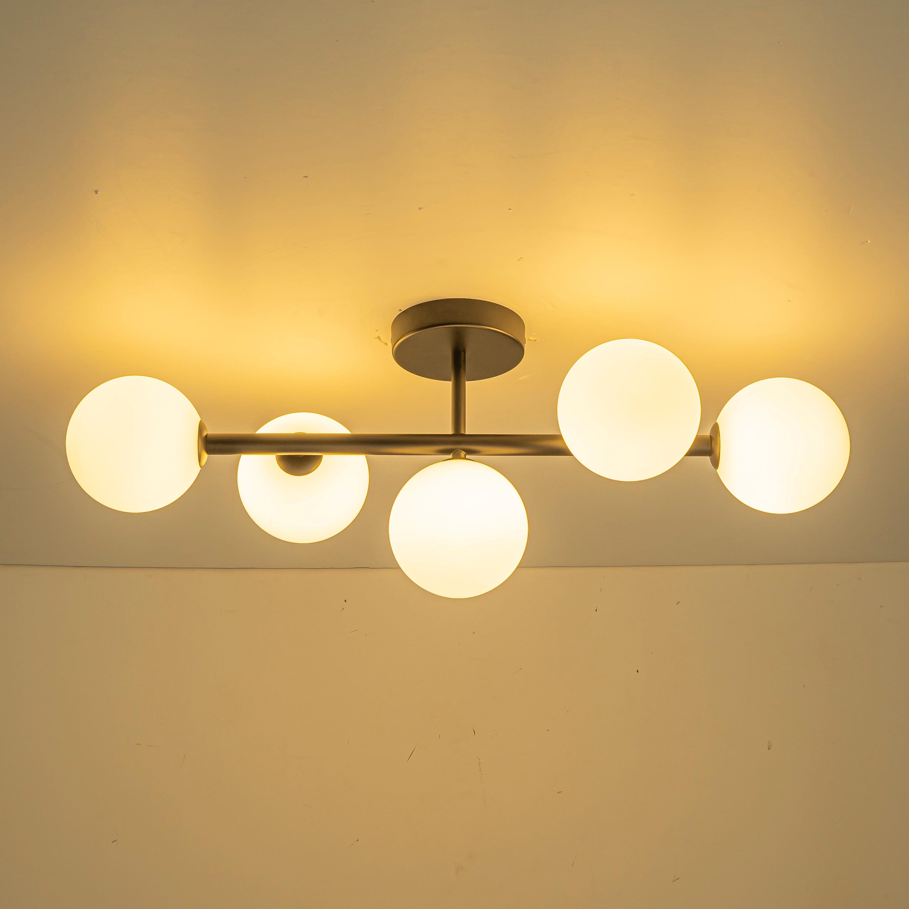 Glowlings 5-flammige, moderne 66 cm breite Sputnik-Opalglas-Kugelleuchte aus Messing, lineare, halbbündige Montage