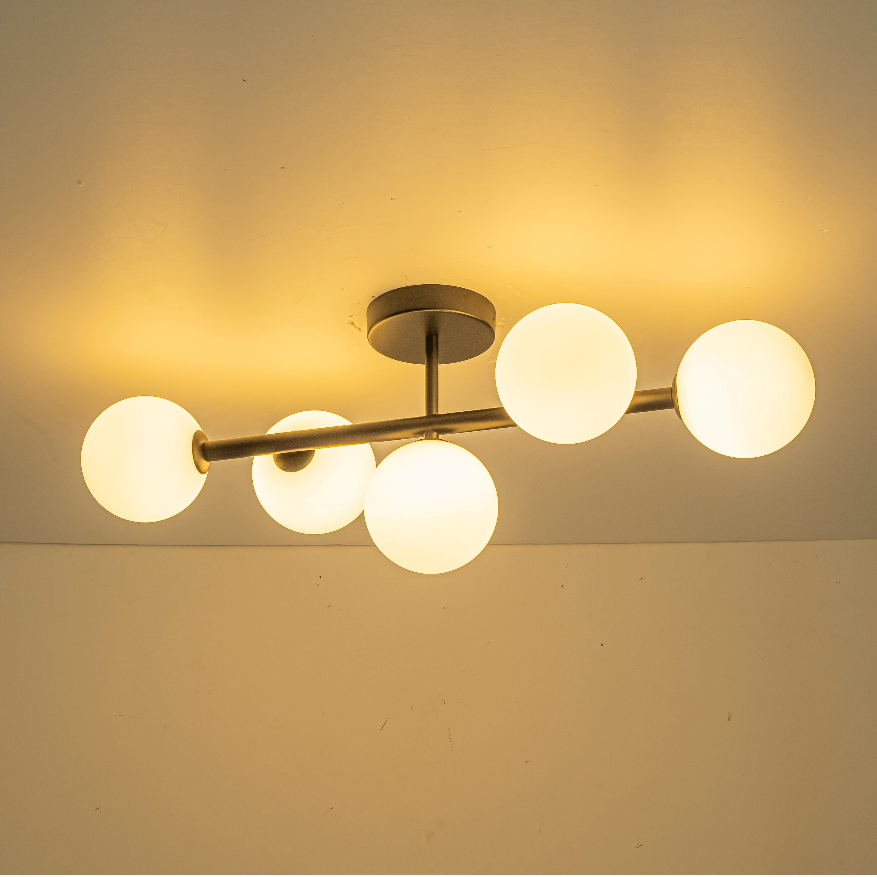 Glowlings 5-flammige, moderne 66 cm breite Sputnik-Opalglas-Kugelleuchte aus Messing, lineare, halbbündige Montage