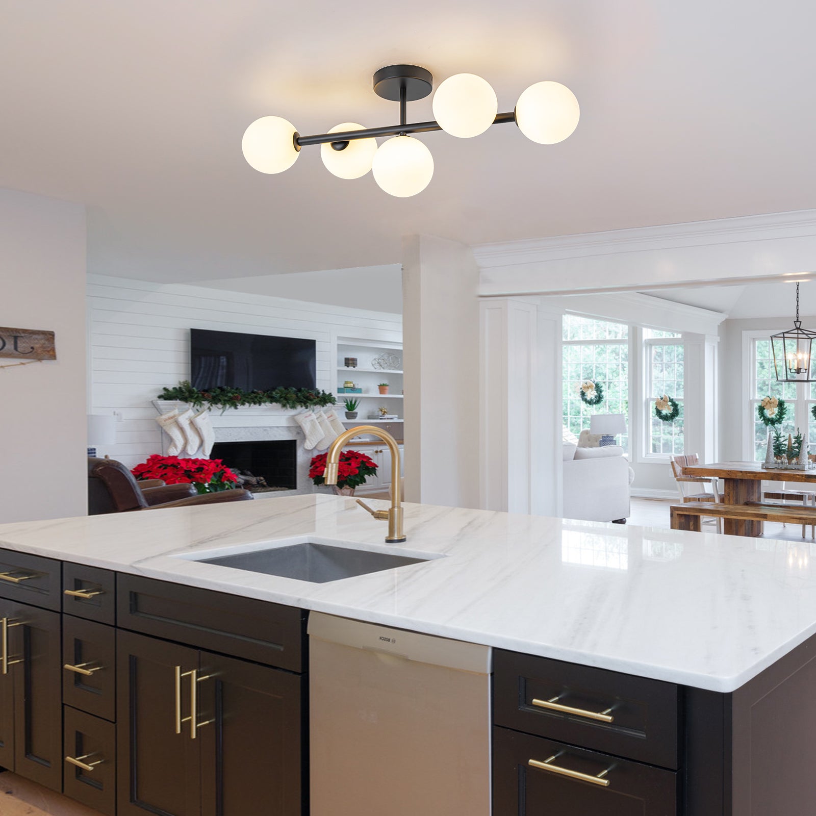 Glowlings 5-flammige, moderne 66 cm breite Sputnik-Opalglas-Kugelleuchte aus Messing, lineare, halbbündige Montage