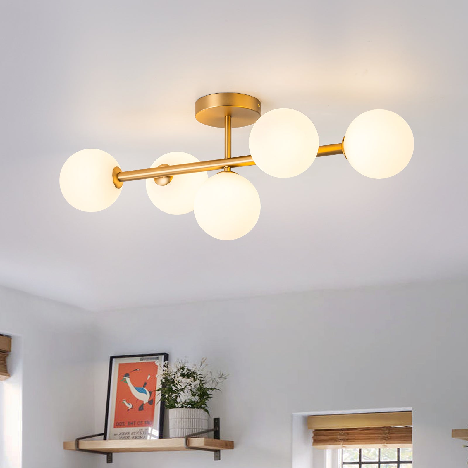 Glowlings 5-flammige, moderne 66 cm breite Sputnik-Opalglas-Kugelleuchte aus Messing, lineare, halbbündige Montage