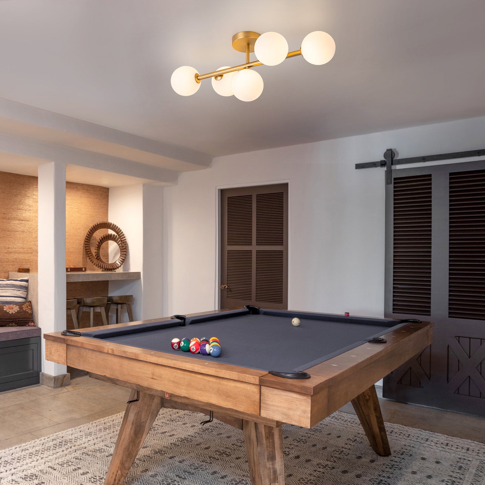 Glowlings 5-flammige, moderne 66 cm breite Sputnik-Opalglas-Kugelleuchte aus Messing, lineare, halbbündige Montage