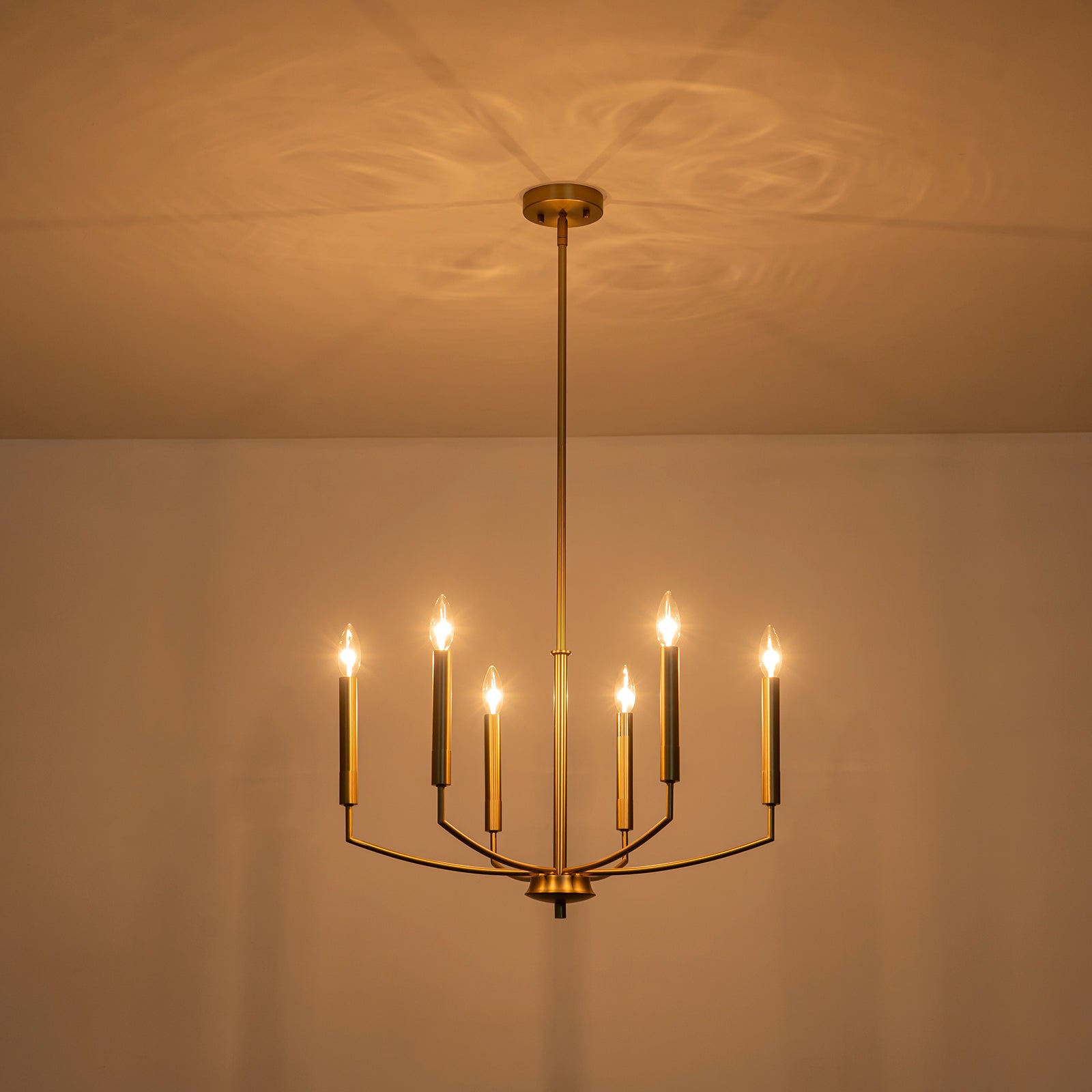 Glowlings 6-flammiger klassischer 25" breiter Kronleuchter im Kerzenstil aus gebürstetem Gold