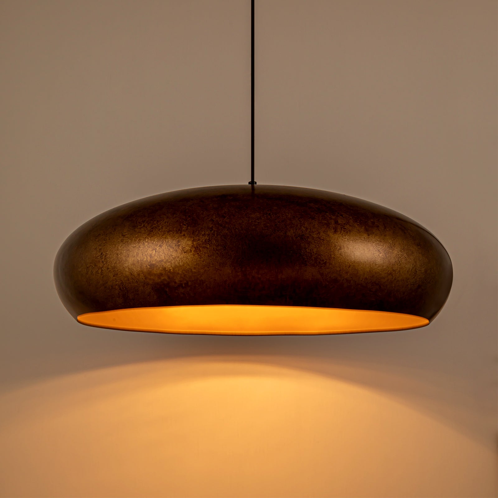 Glowlings 6-flammige Industrie-Pendelleuchte, 66 cm breit, übergroß, antik, strukturiert, goldfarbene Kuppel, Kupfer, Inselleuchte