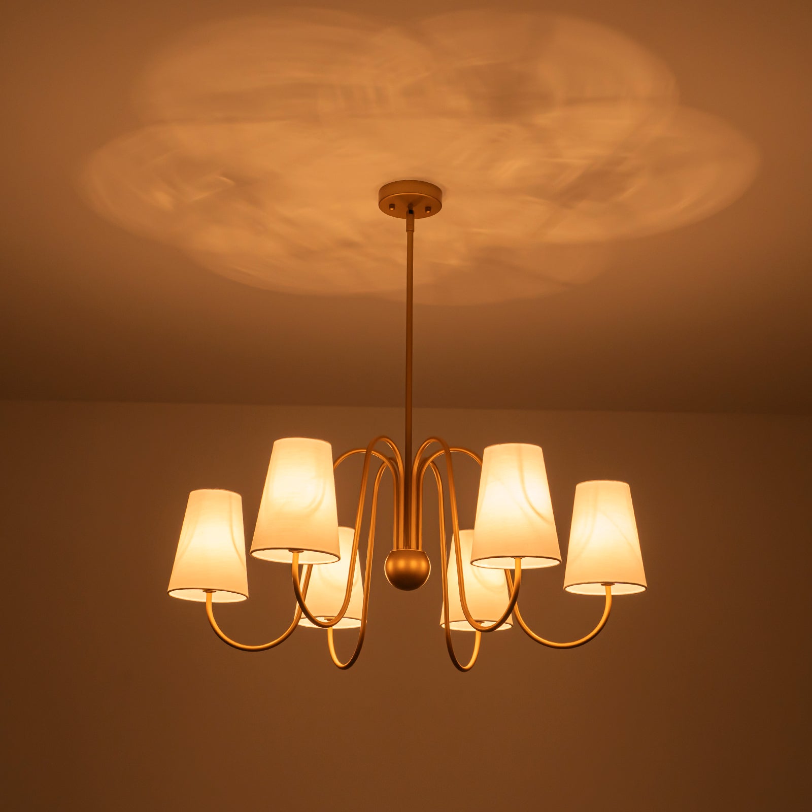 Glowlings Kronleuchter mit 6 Lichtern, Mitte des Jahrhunderts, 83,8 cm breit, großer Messingarm, weißer Stoff