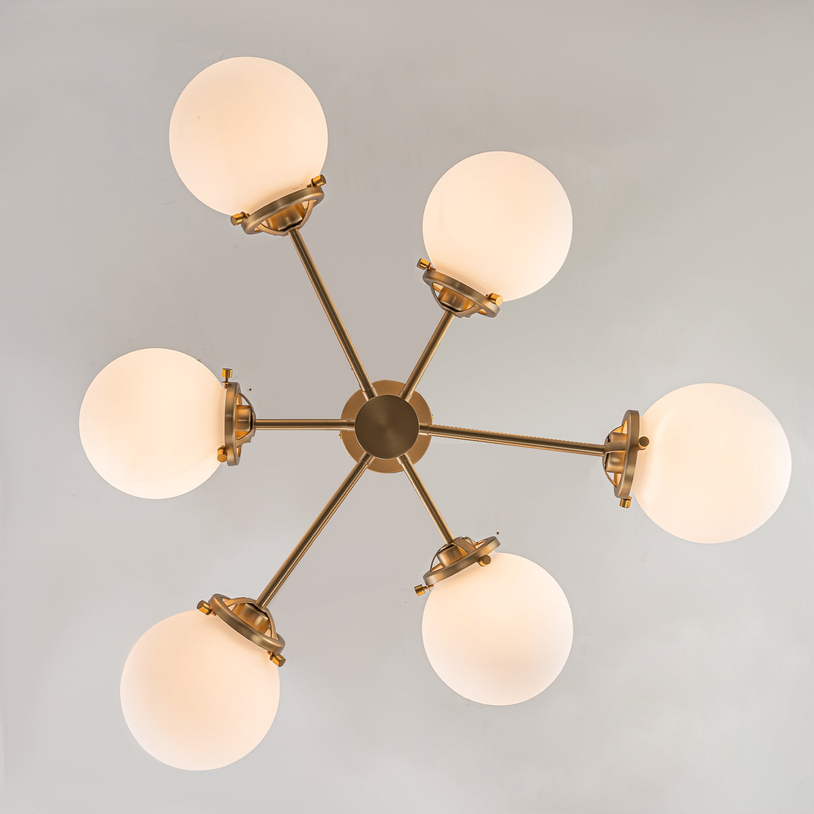 Glowlings 6-flammiger moderner Sputnik-Kronleuchter aus Messing mit Opalglas