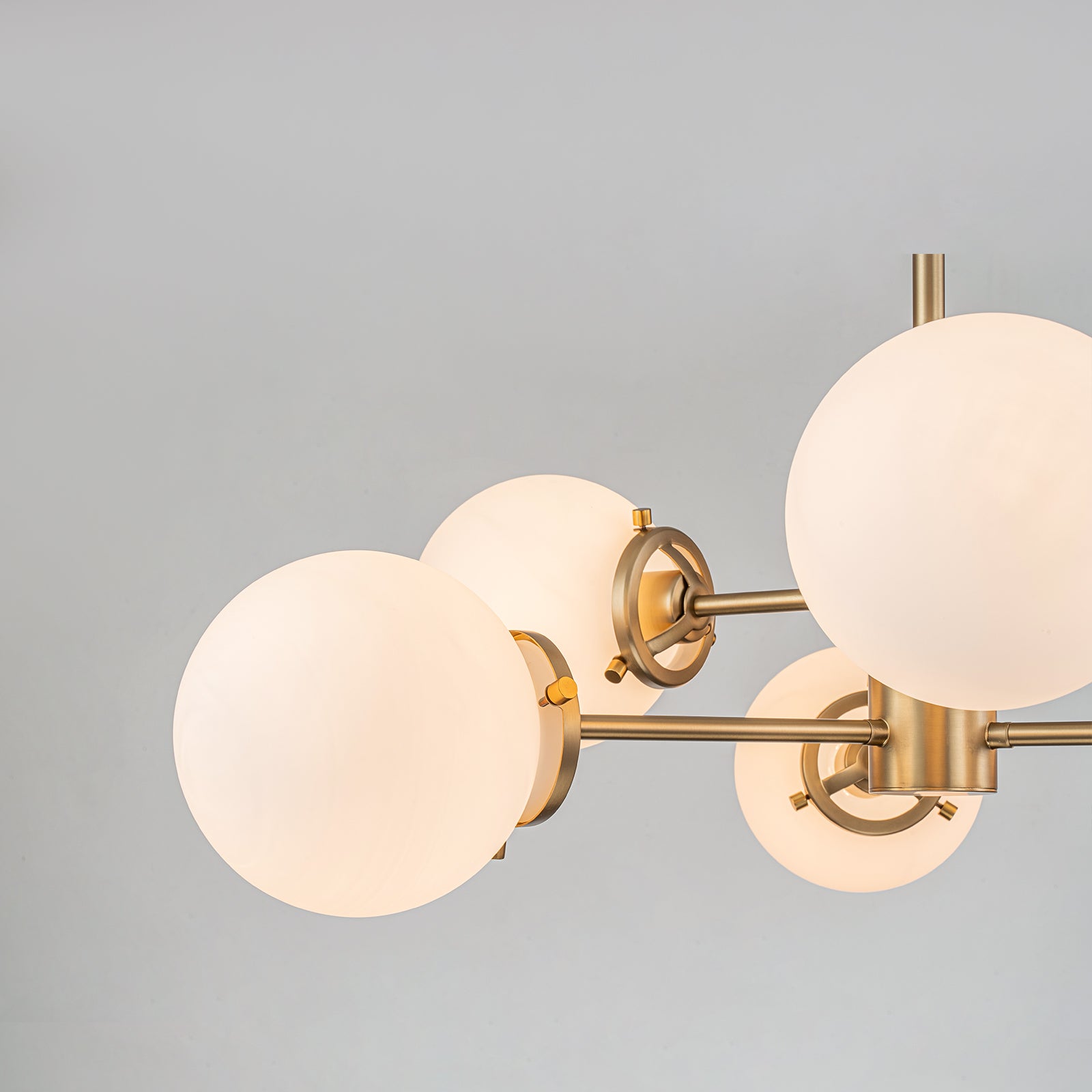 Glowlings 6-flammiger moderner Sputnik-Kronleuchter aus Messing mit Opalglas