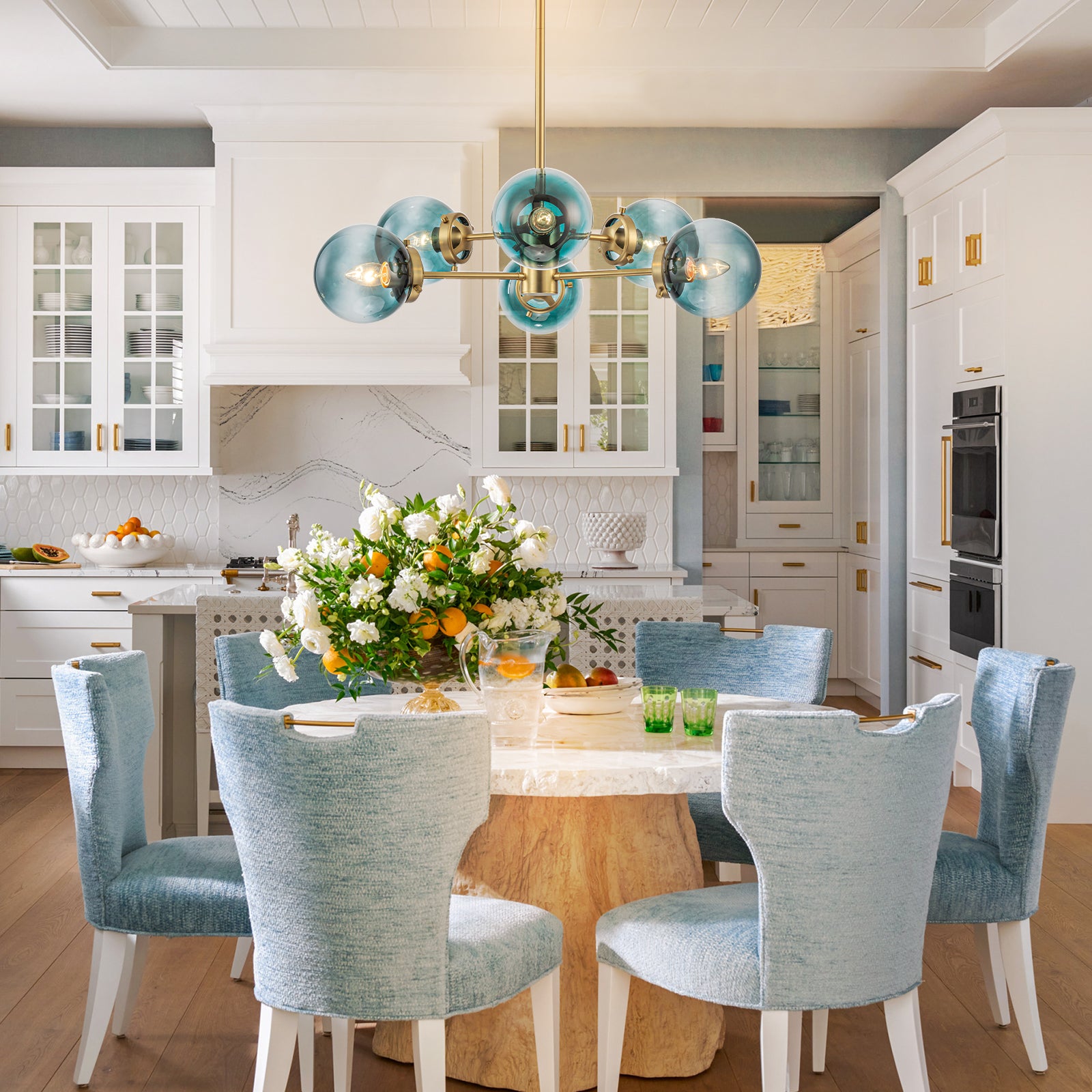 Glowlings 6/8-flammiger moderner großer linearer Sputnik-Kronleuchter aus Messing mit Farbverlauf und blauem Glas/halbbündige Montage