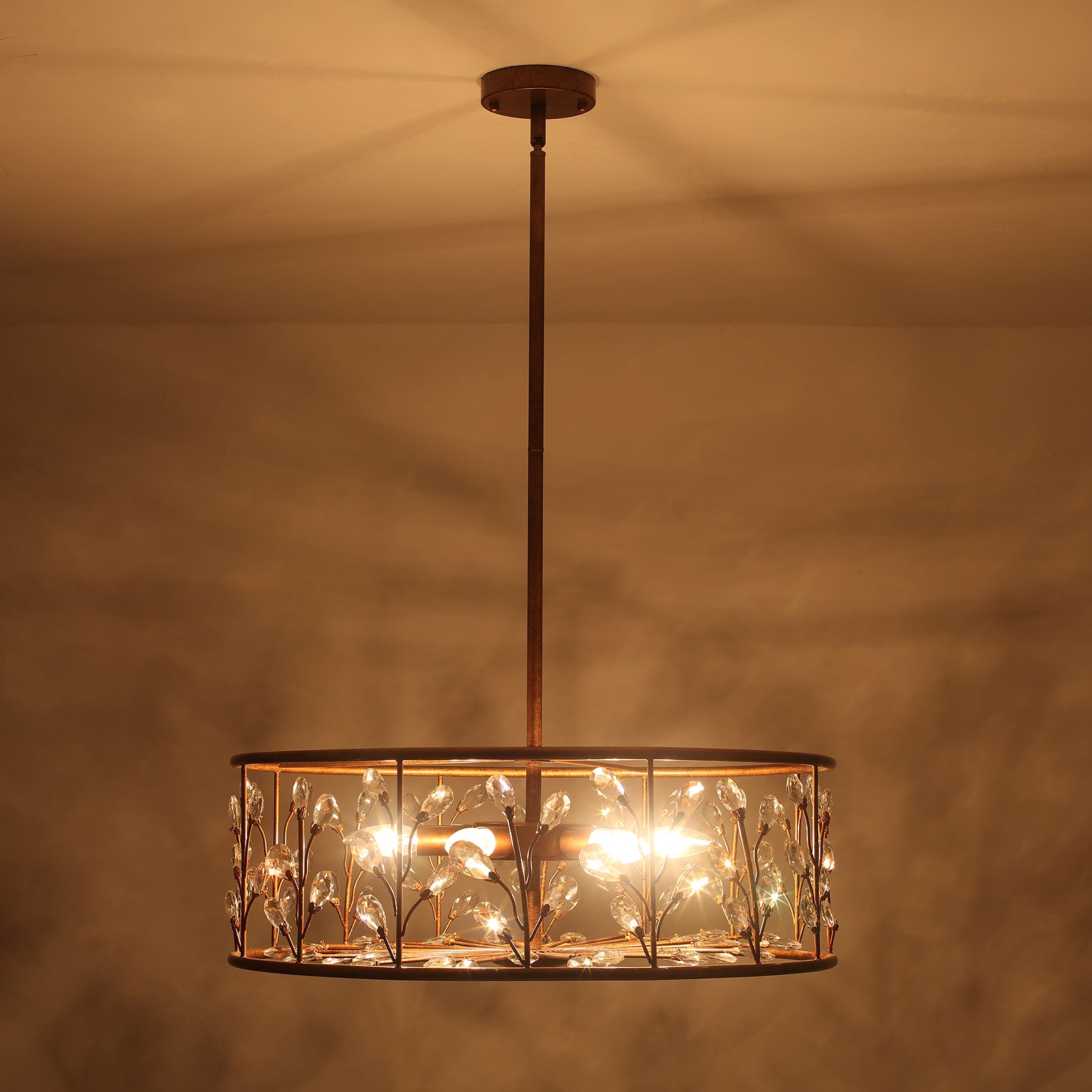 Glowlings 6-flammiger Vintage-Kronleuchter mit 61 cm breitem, rostfarbenem Zweig und Kristall