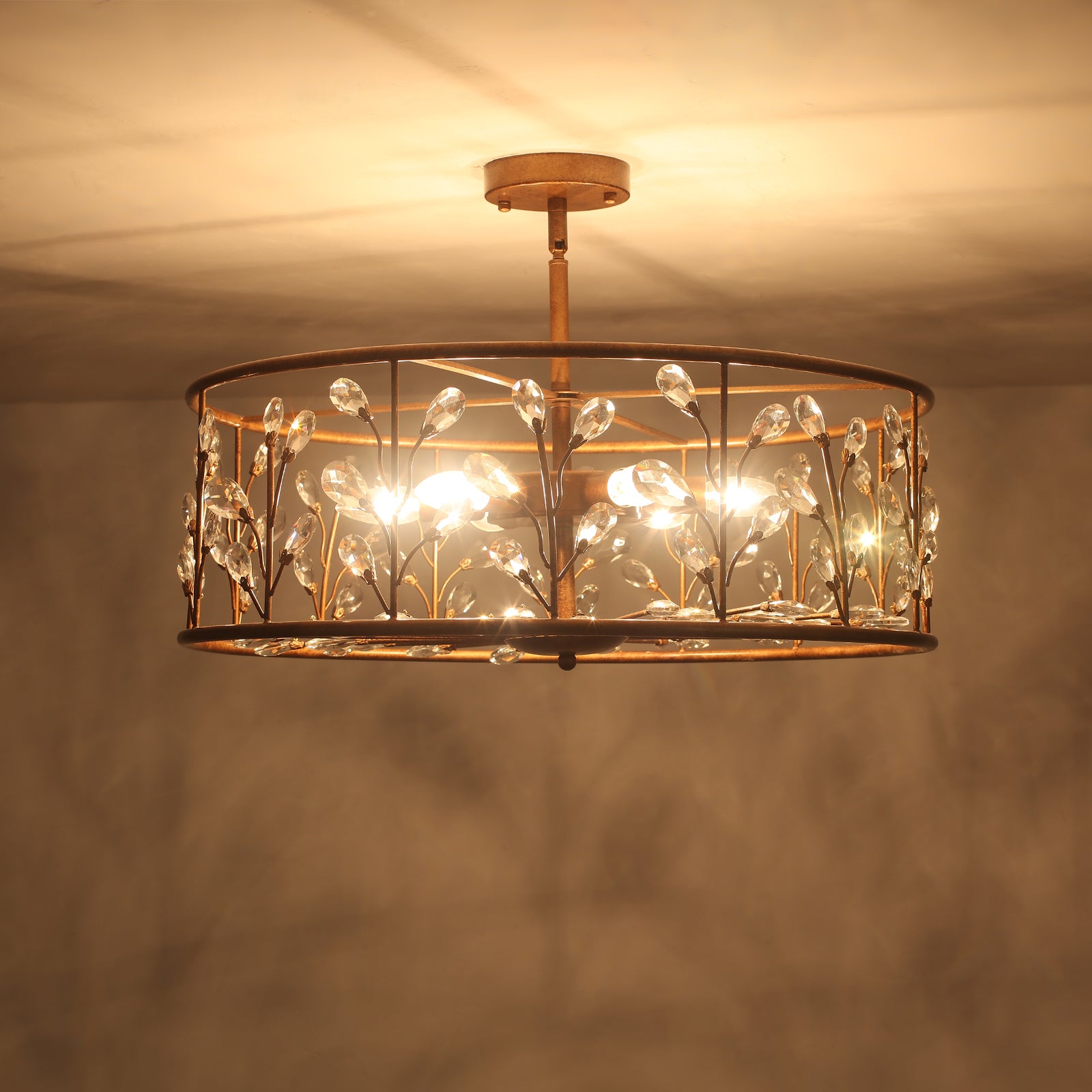 Glowlings 6-flammiger Vintage-Kronleuchter mit 61 cm breitem, rostfarbenem Zweig und Kristall