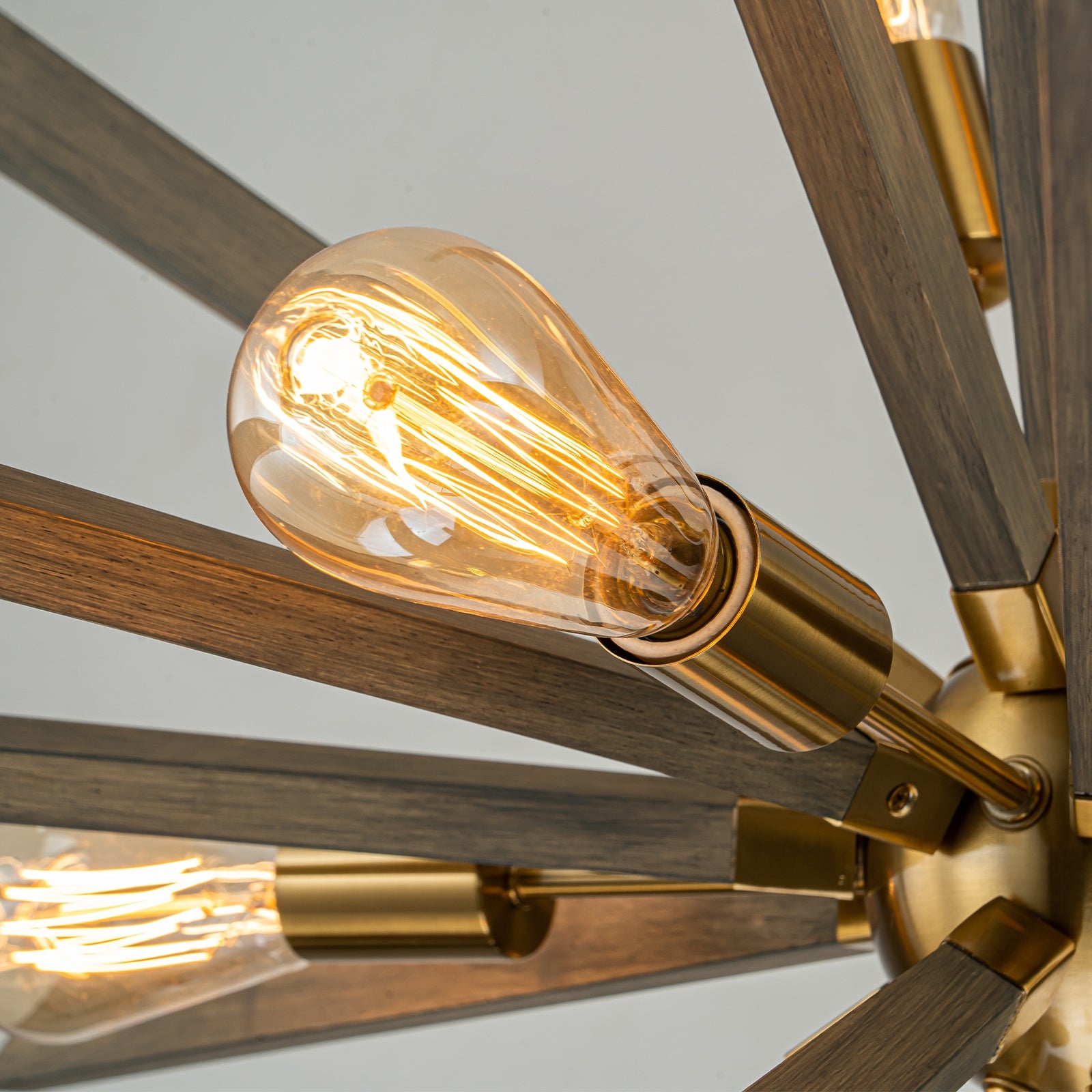 Glowings 8-flammiger Mid-Century-Kronleuchter aus Holz mit Waldorf-Sputnik-Kugel, 40 Zoll breit