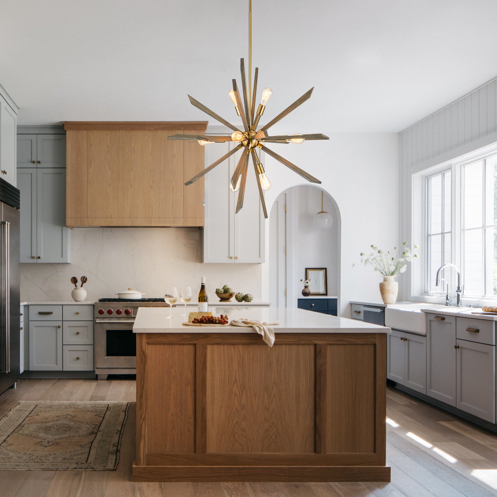 Glowings 8-flammiger Mid-Century-Kronleuchter aus Holz mit Waldorf-Sputnik-Kugel, 40 Zoll breit