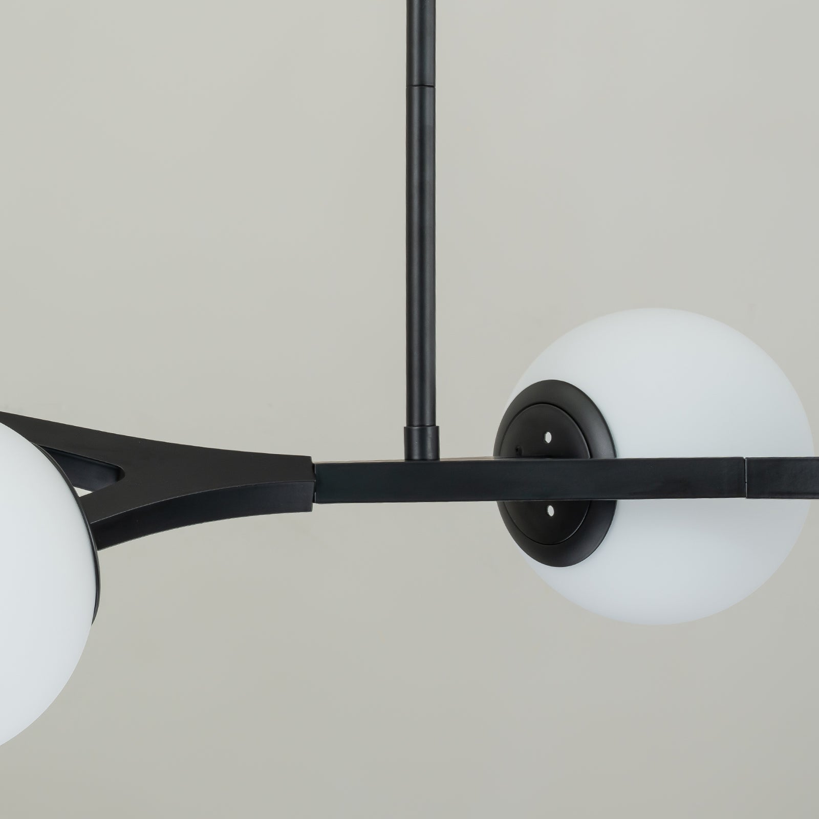 Glowlings 8-flammiger moderner 56" breiter Kronleuchter aus Opalglas