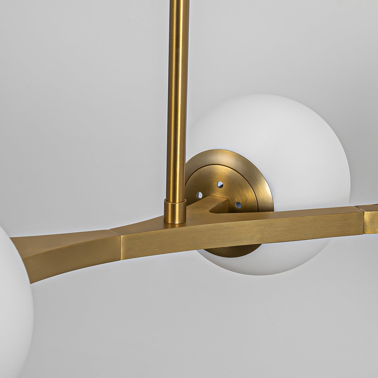 Glowlings 8-flammiger moderner 56" breiter Kronleuchter aus Opalglas