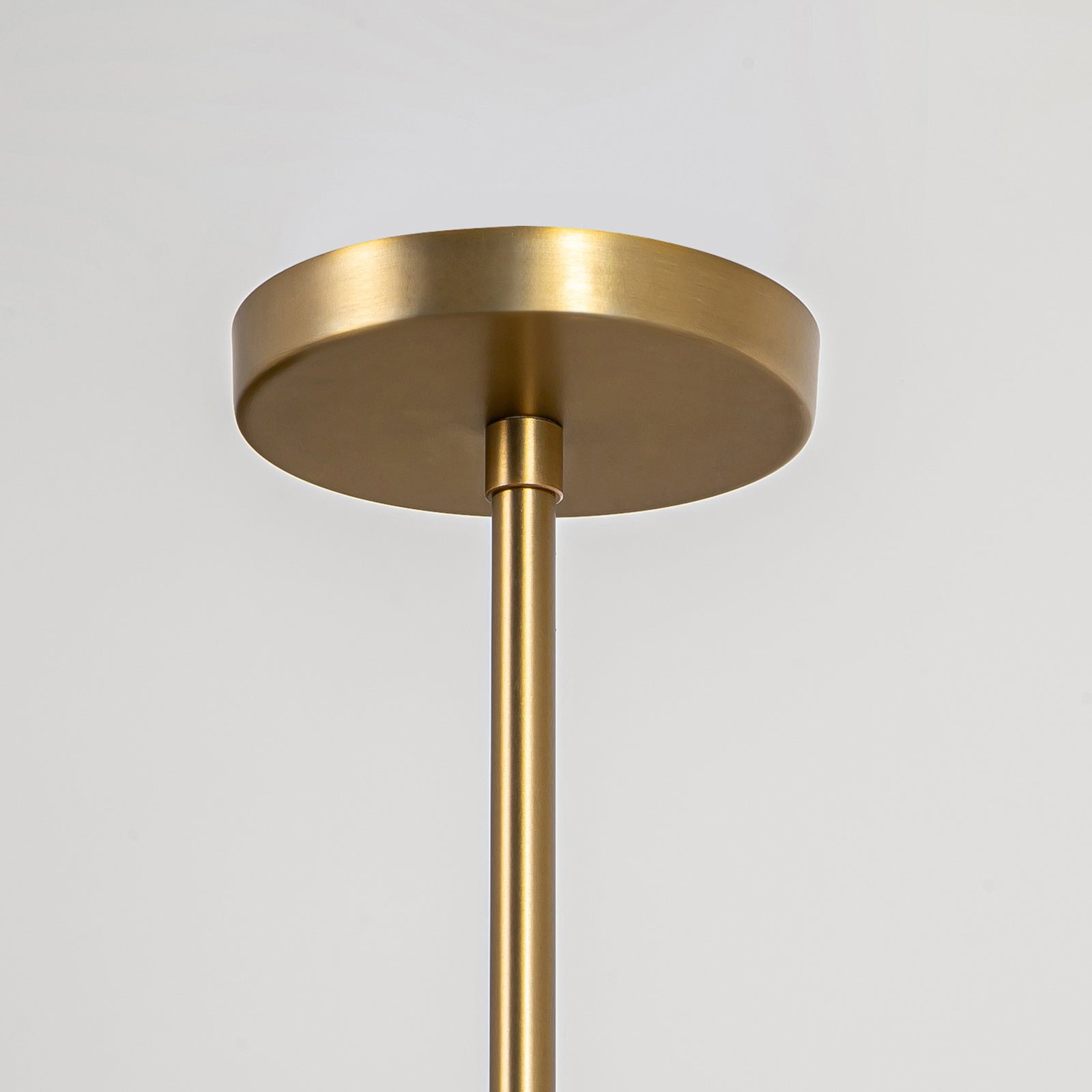 Glowlings 8-flammiger moderner 56" breiter Kronleuchter aus Opalglas