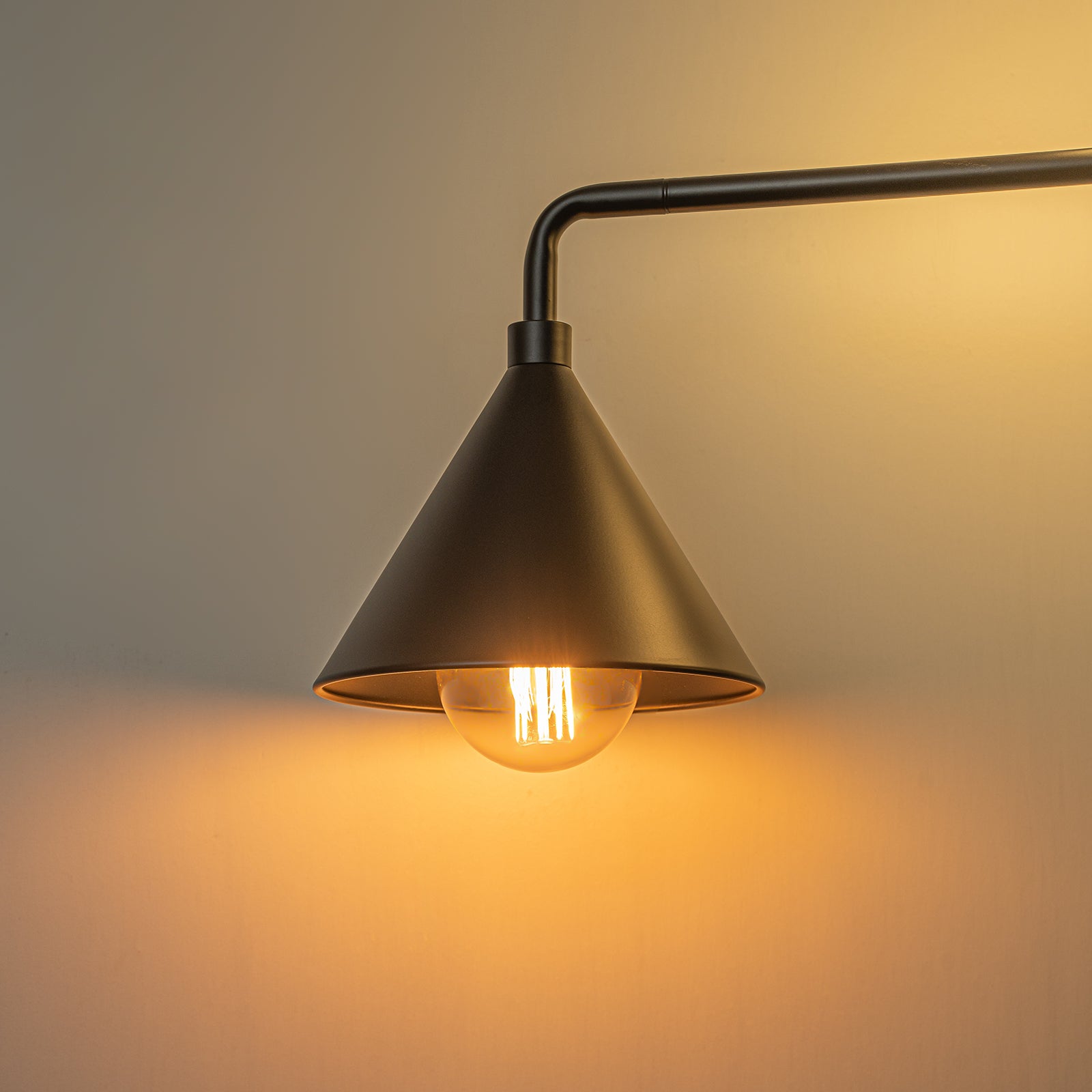 Glowlings Moderne 4-flammige, um 360° drehbare, kegelförmige lineare Pendelleuchte mit Opalglas