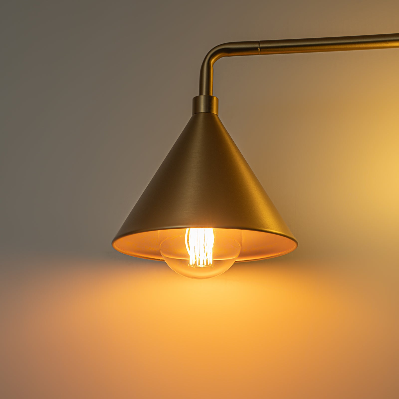 Glowlings Moderne 4-flammige, um 360° drehbare, kegelförmige lineare Pendelleuchte mit Opalglas