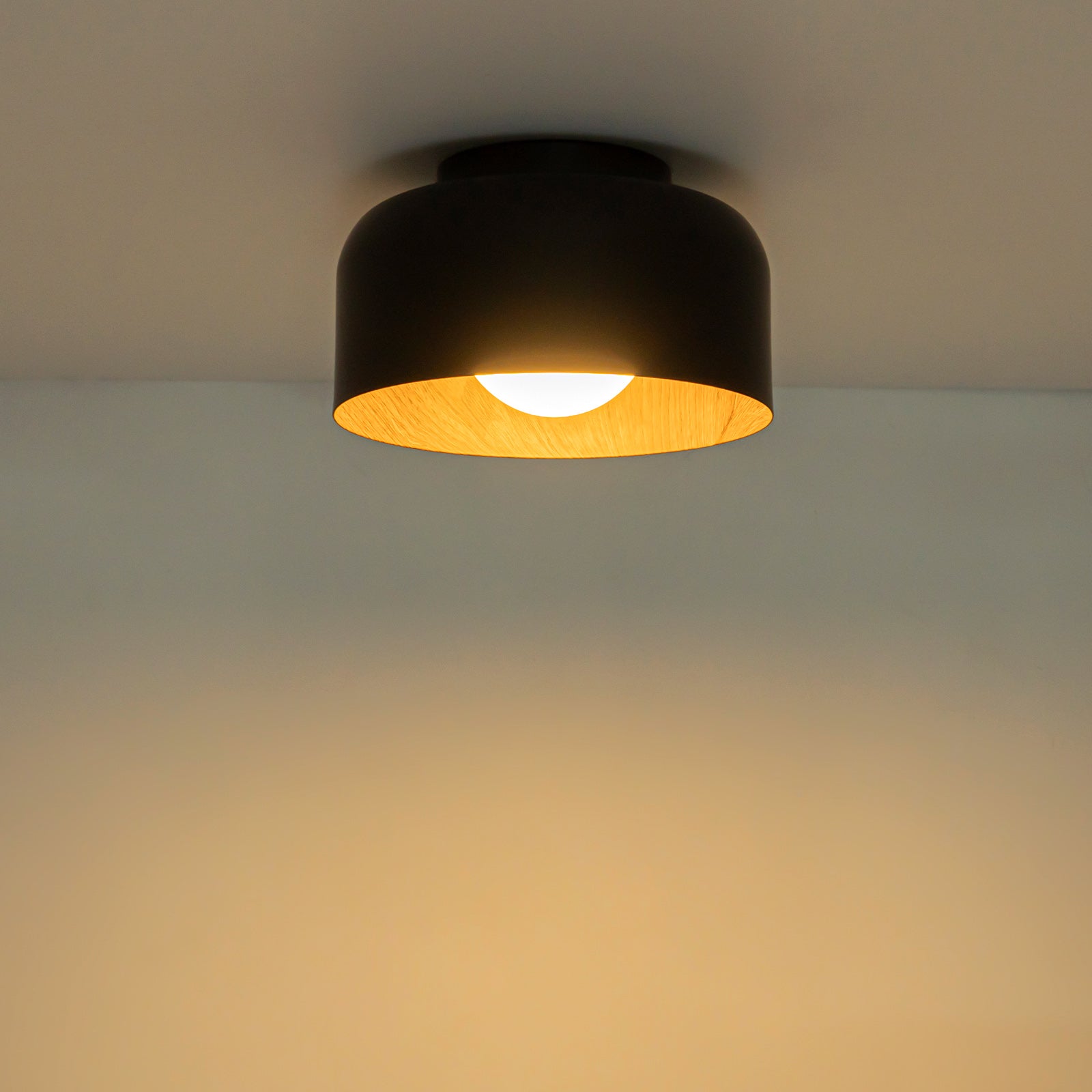 Glowlings 1-flammige, moderne Mini-Deckenleuchte aus schwarzem Walnussholz und Opalglas