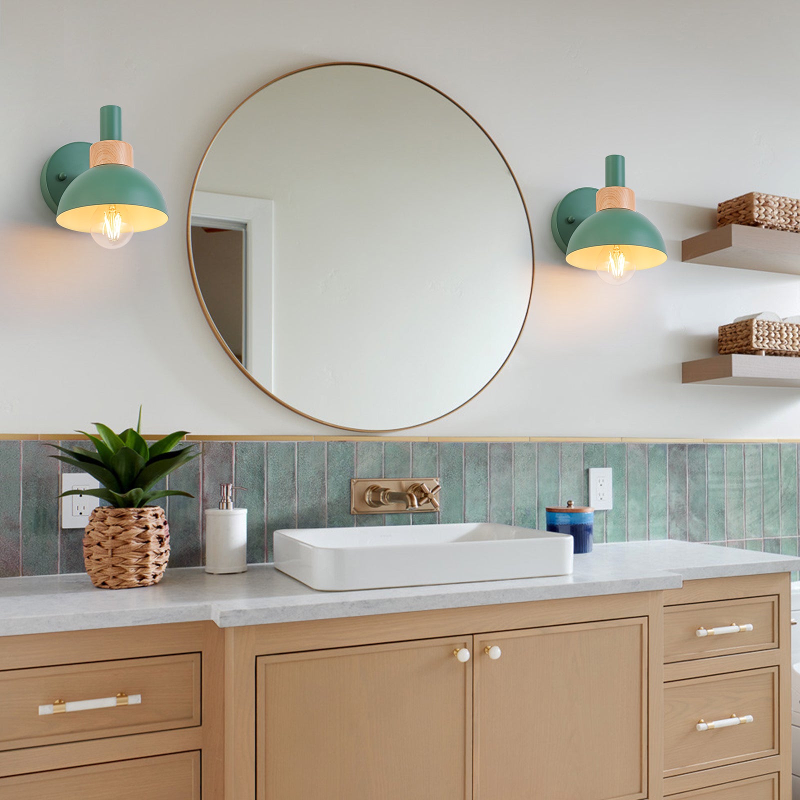 Glowlings 1-flammige Wandleuchte in Macaron-Grün mit Kuppel und Holzakzent