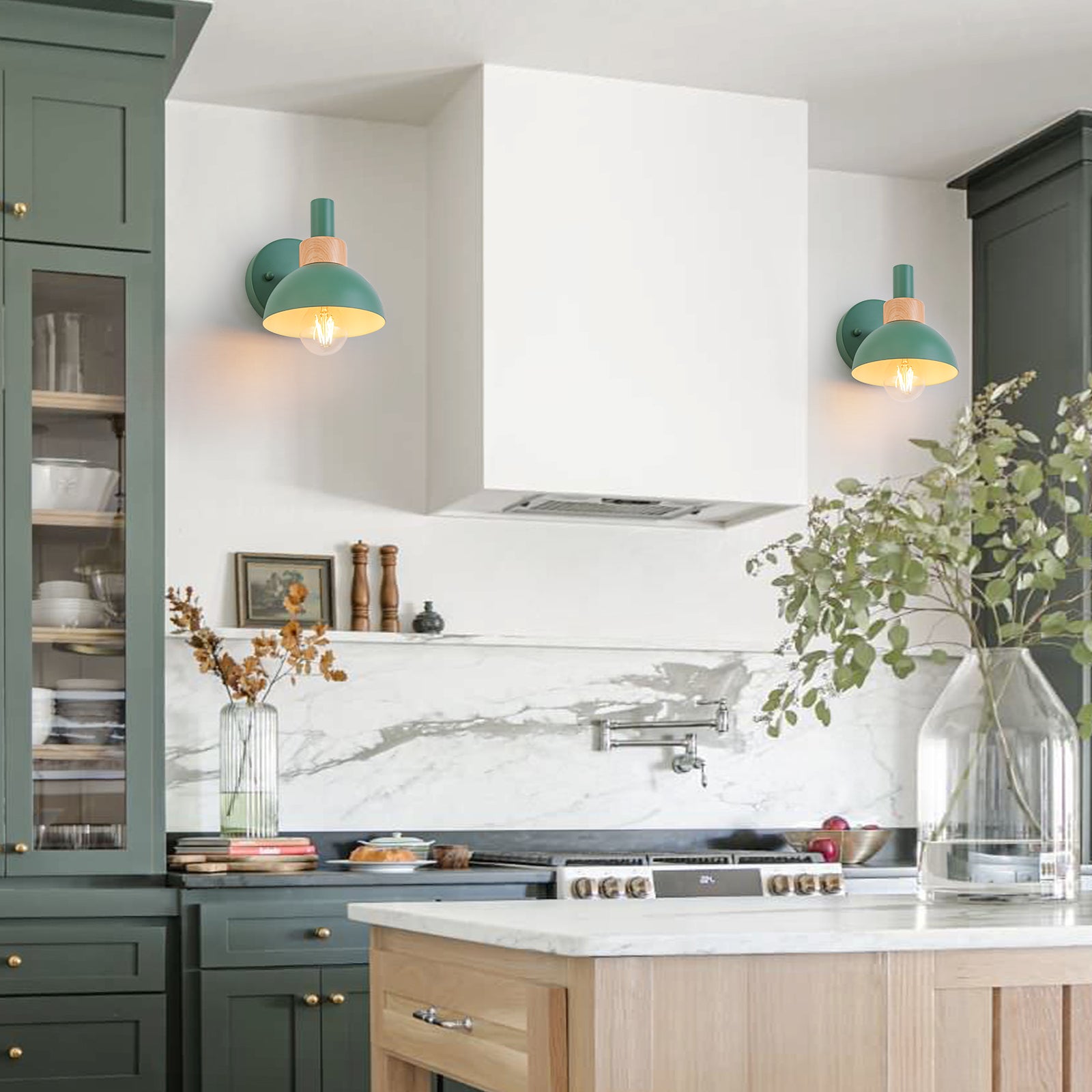 Glowlings 1-flammige Wandleuchte in Macaron-Grün mit Kuppel und Holzakzent