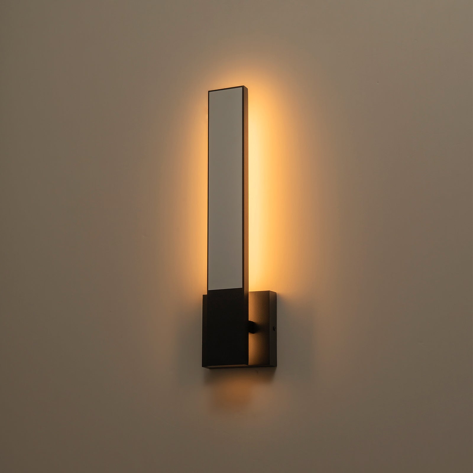 Glowlings 1-Light 18"High Modern 3000K IP54 Linear Outdoor LED Wall Sconce