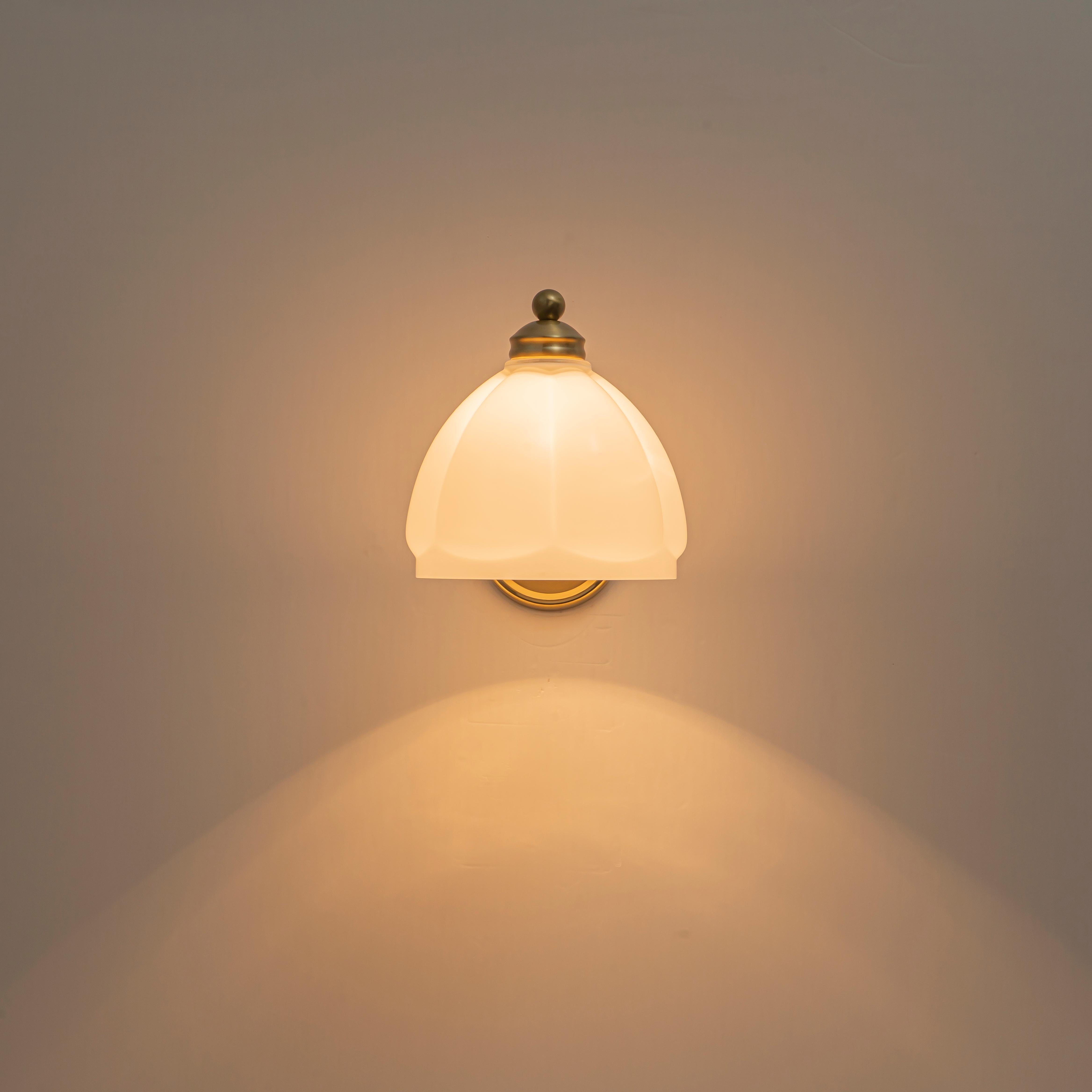 Glowlings 1-Light Modern Antique Brass Vanity Light Scalloped Frosted Glass Shade Wall Sconce