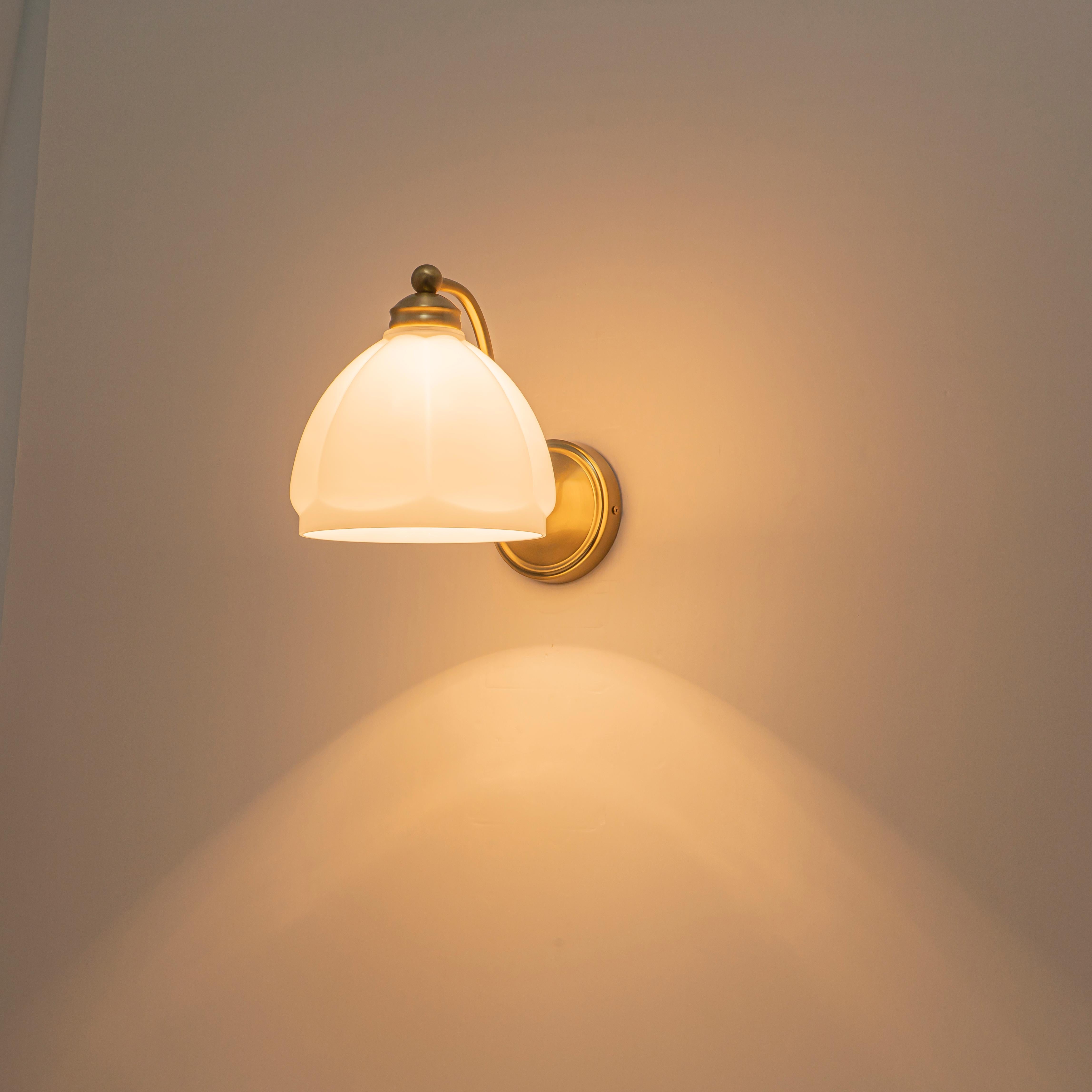 Glowlings 1-Light Modern Antique Brass Vanity Light Scalloped Frosted Glass Shade Wall Sconce