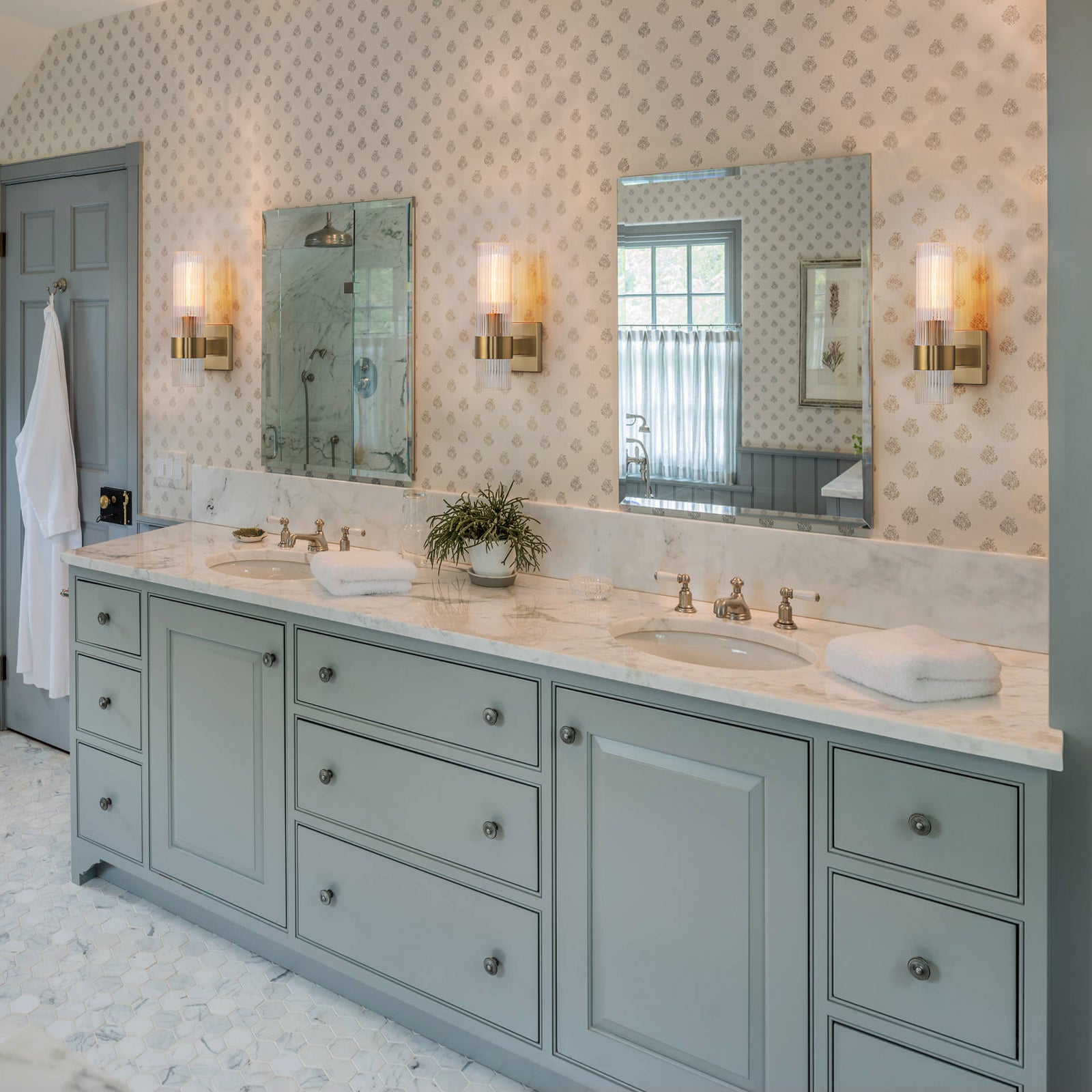 Glowlings 1-Light Modern Cylinder Brass Ribbed Glass Wall Sconce Bathroom Vanity Light