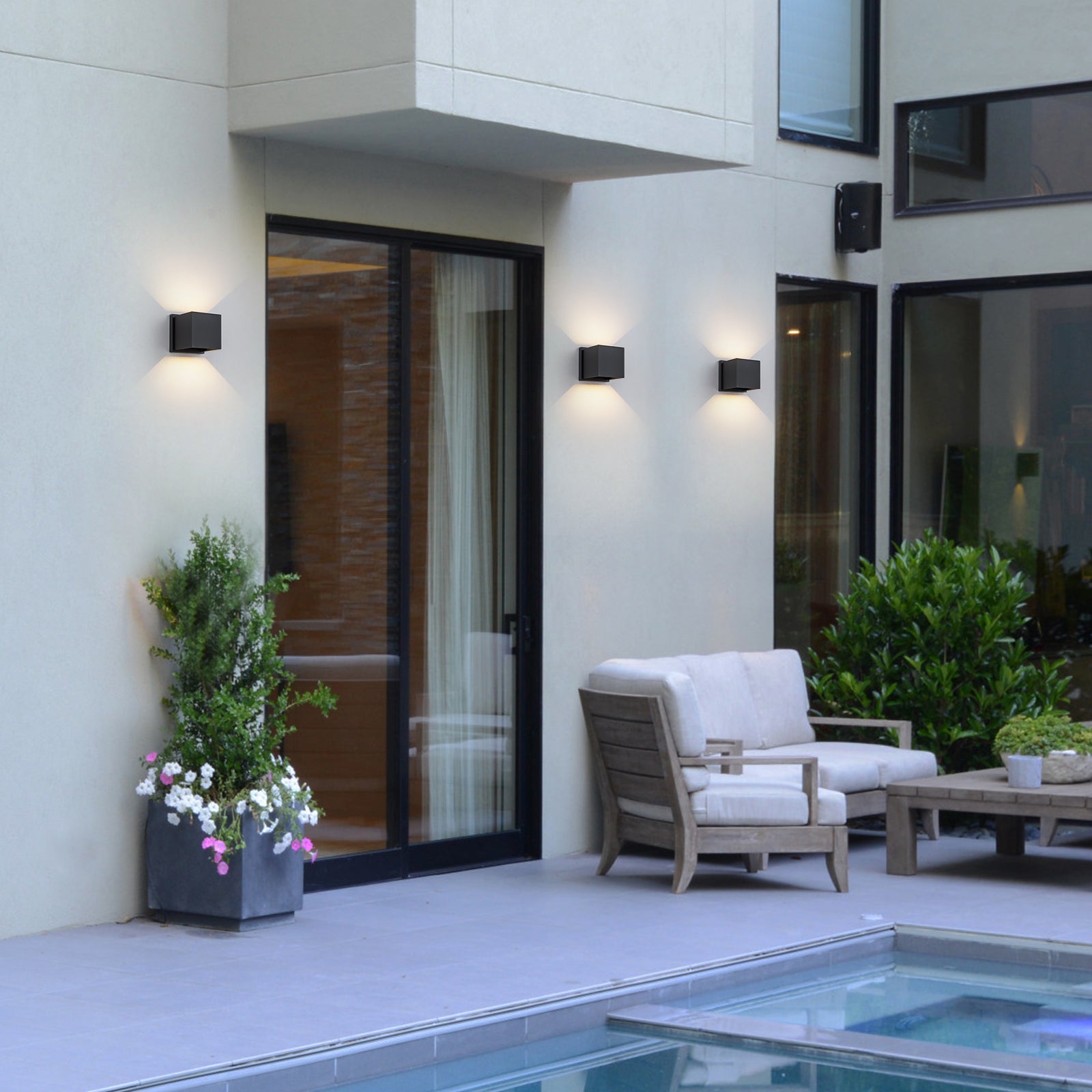 Glowlings 1-flammige kleine quadratische drehbare Wandleuchte für den Außenbereich in Mattschwarz