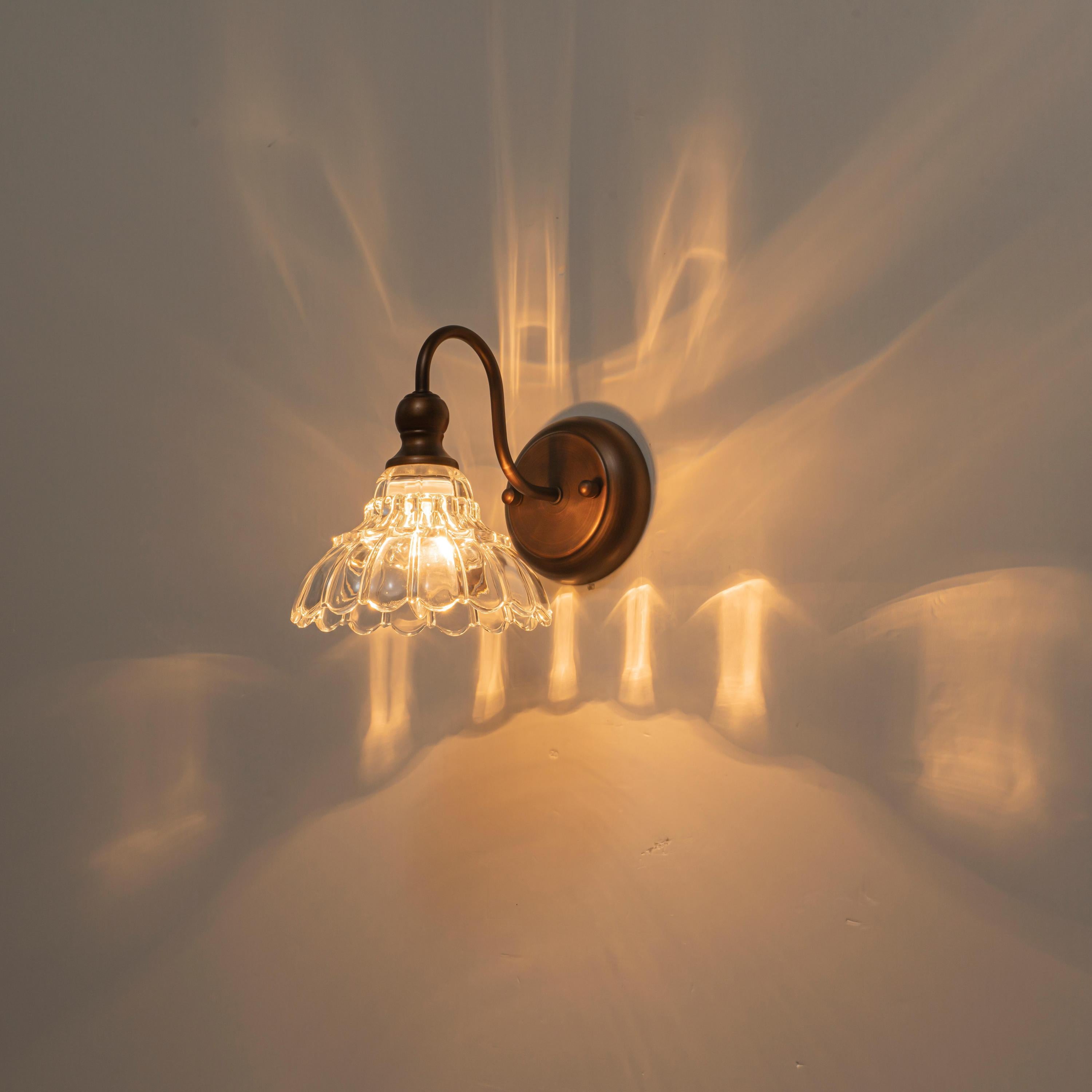 Glowlings 3/4-flammige Badezimmer-Waschtischleuchte im Vintage-Stil, Antik-Bronze, Glas, blumenförmig, über dem Spiegel