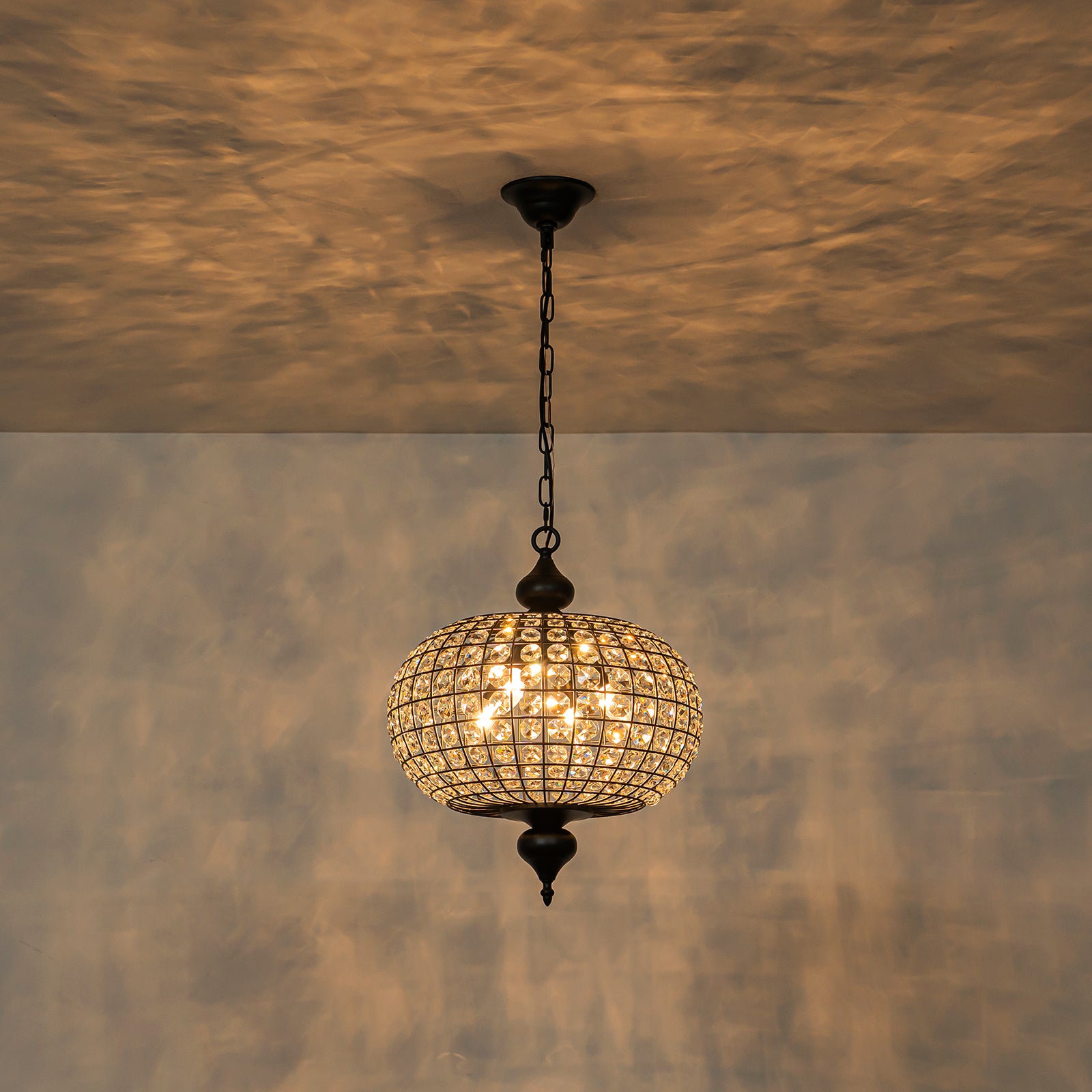 Glowlings 4-flammiger Empire-Kronleuchter im Vintage-Stil, 40,6 cm breit, Messing, Kugel-Kristall